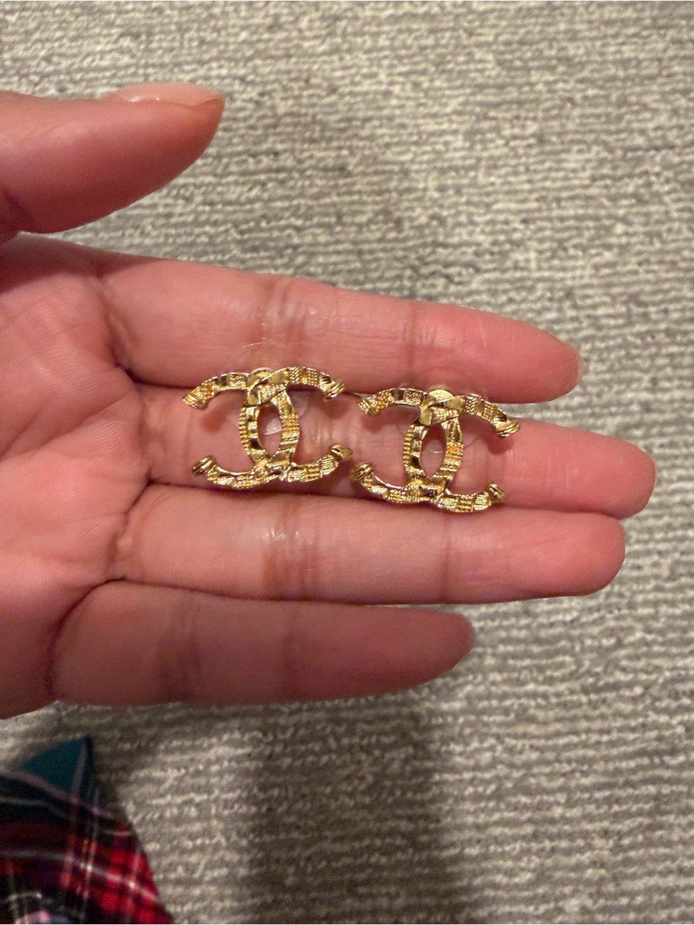 Chanel CC Stud Earrings in Gold - Picture 4 of 7